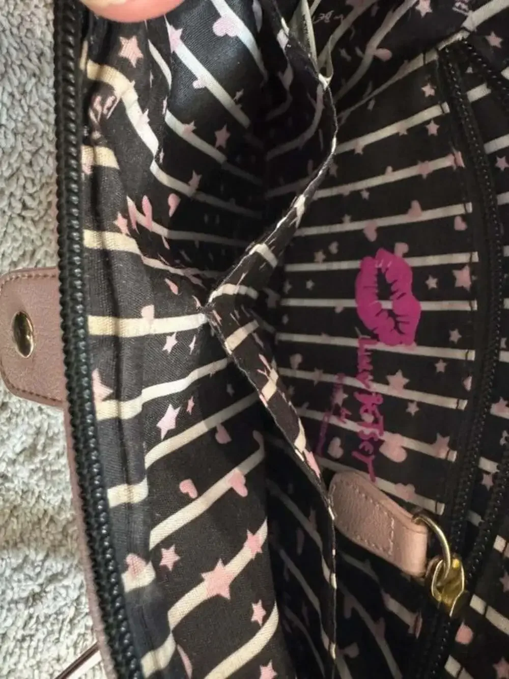 Betsey Johnson Black White Pink Quilted Heart Crossbody Detachable Strap Zip Mag